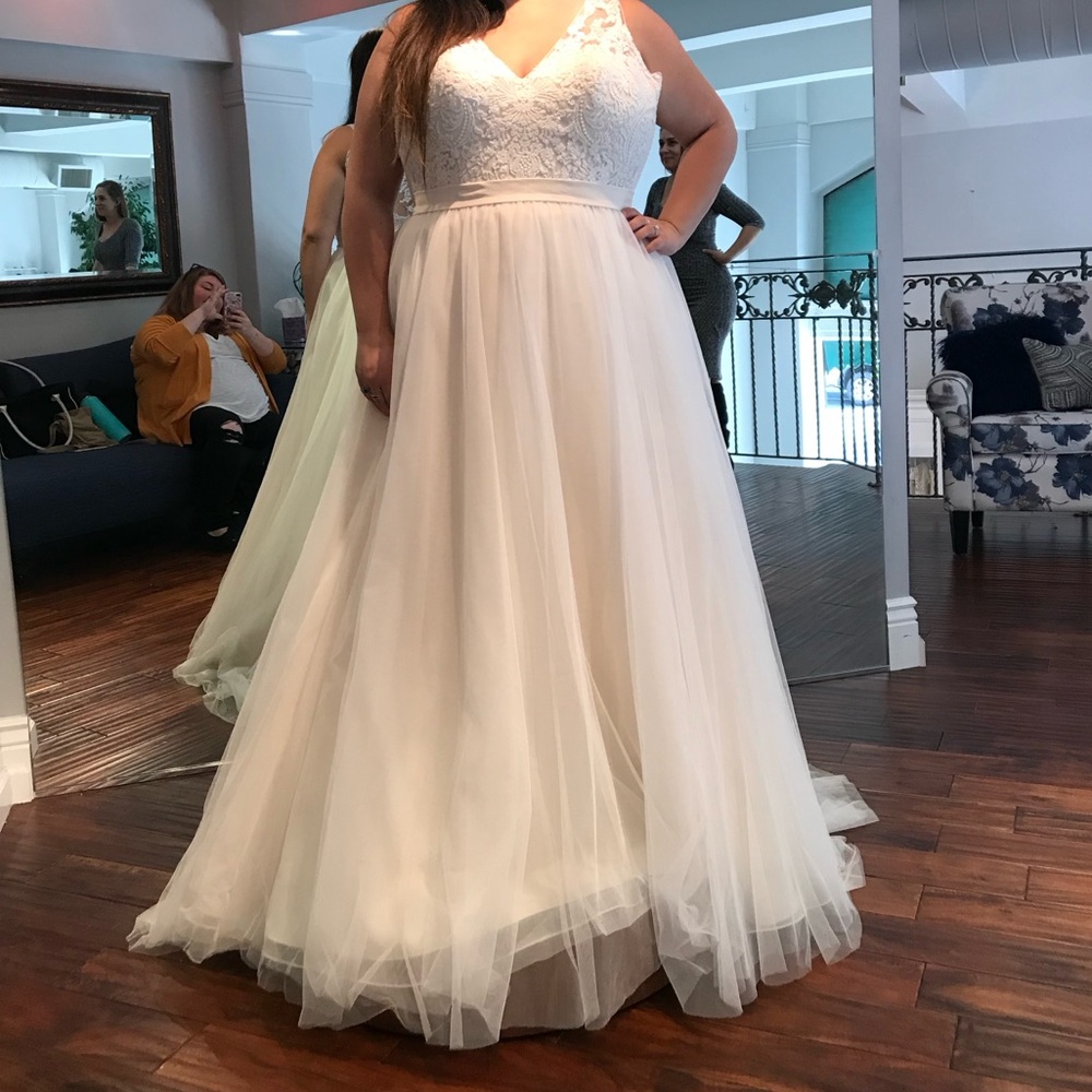 Elegant light gold/ivory lace wedding dress